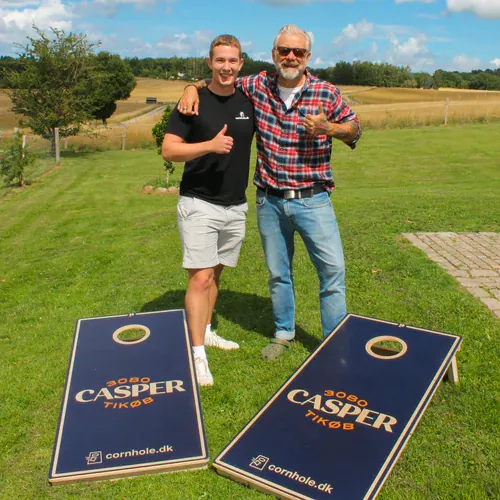 Cornhole Turnier-Atmosphäre mit Preisen und Spielbereich